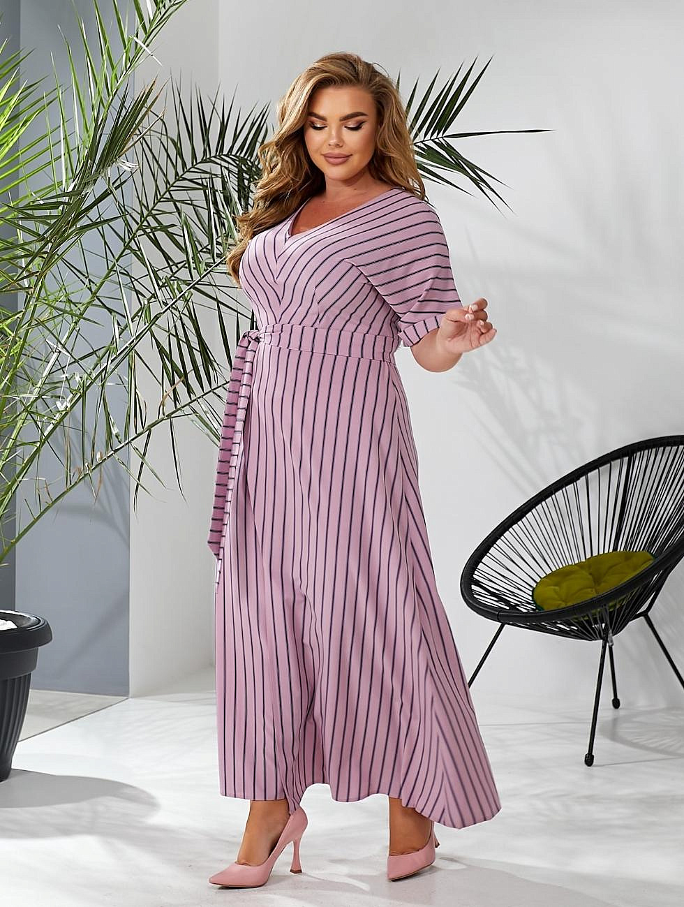 Женское платье длинное в полоску с разрезом впереди