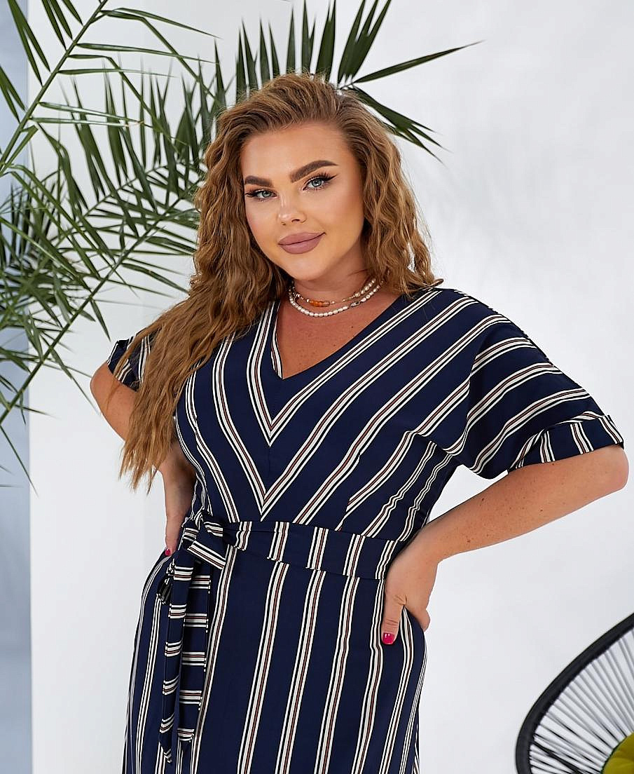 Женское платье длинное в полоску с разрезом впереди