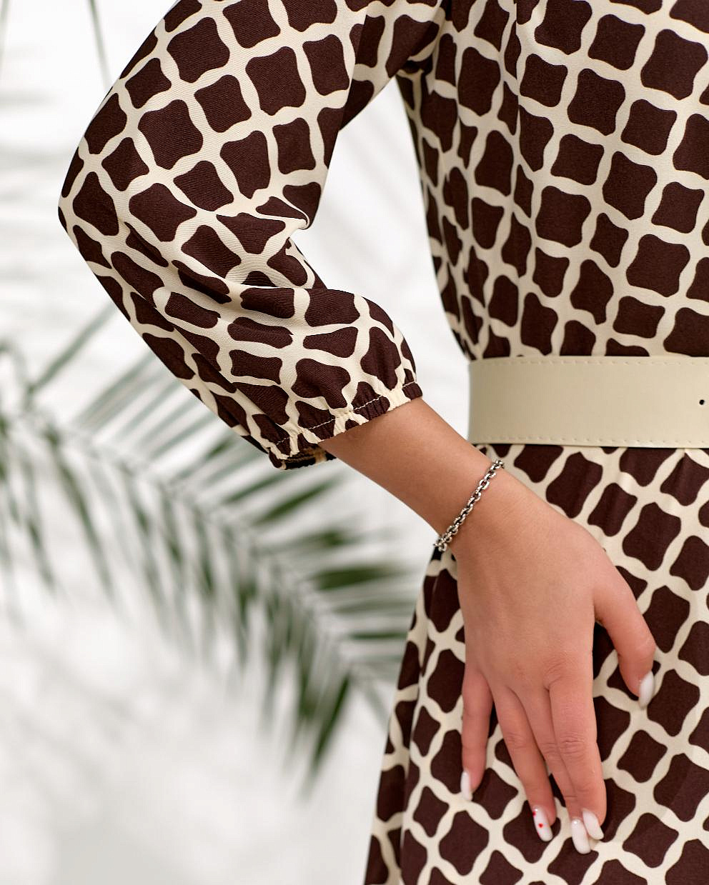 Женское платье на запах с контрастным поясом