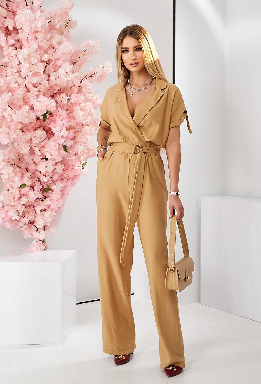 Женский комбинезон с широкими брюками