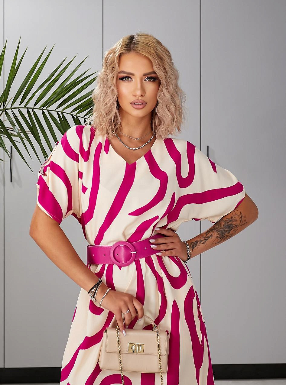 Женское платье со спущенным рукавом и патиками