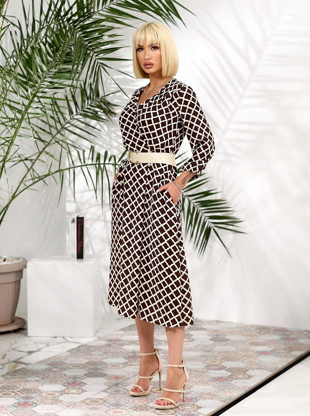 Женское платье на запах с контрастным поясом