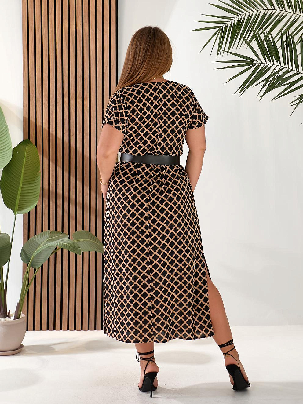 Женское платье с разрезами по бокам с ремнем