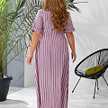 Женское платье длинное в полоску с разрезом впереди