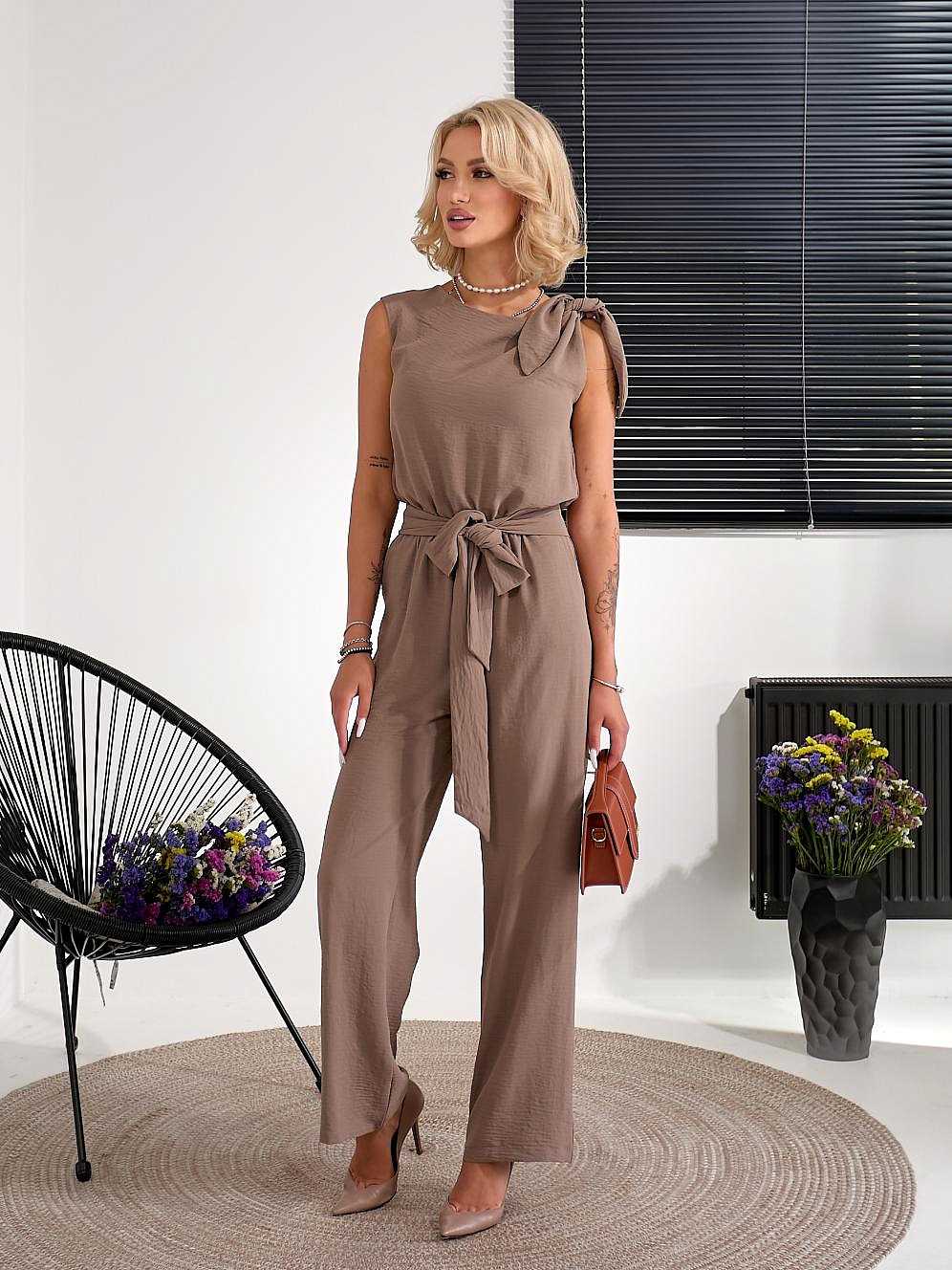 Женский комбинезон с завязкой на плече