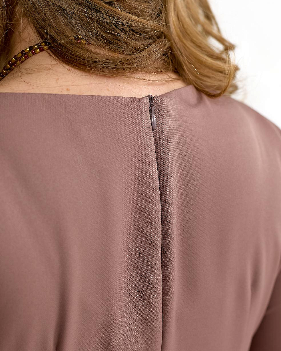 Женское платье футляр миди с разрезом впереди