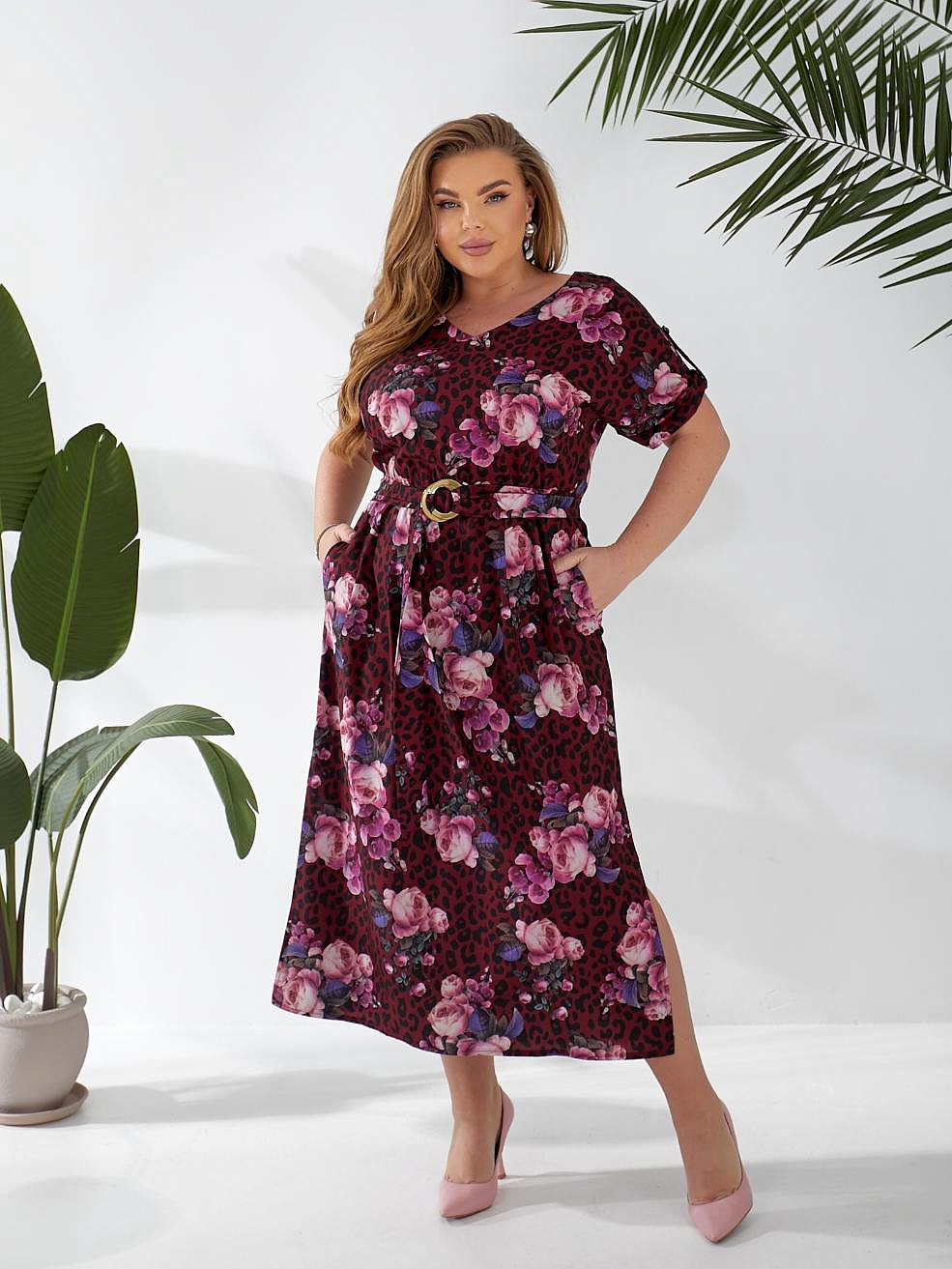 Женское платье из софта с разрезами по бокам