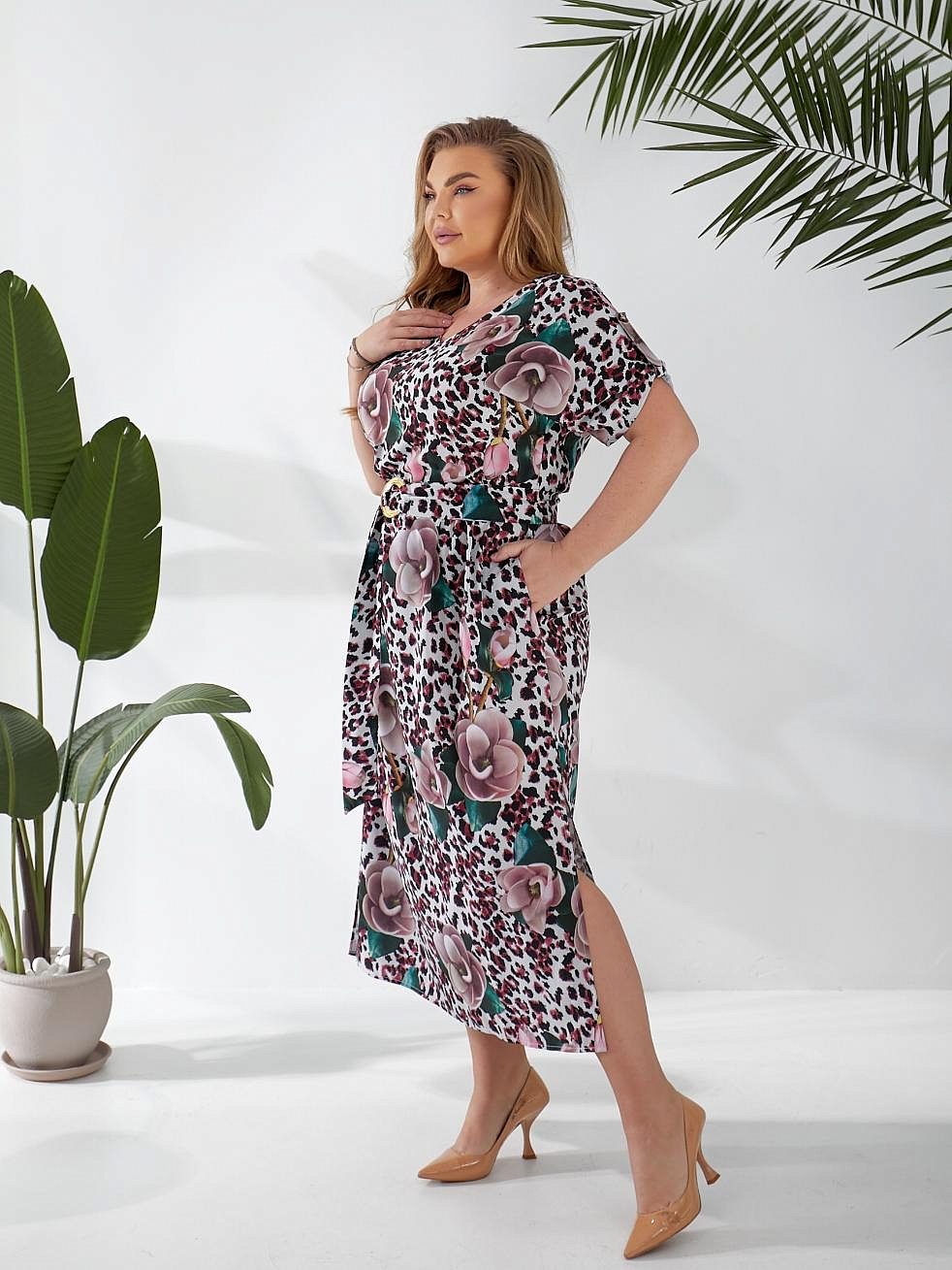 Женское платье из софта с разрезами по бокам