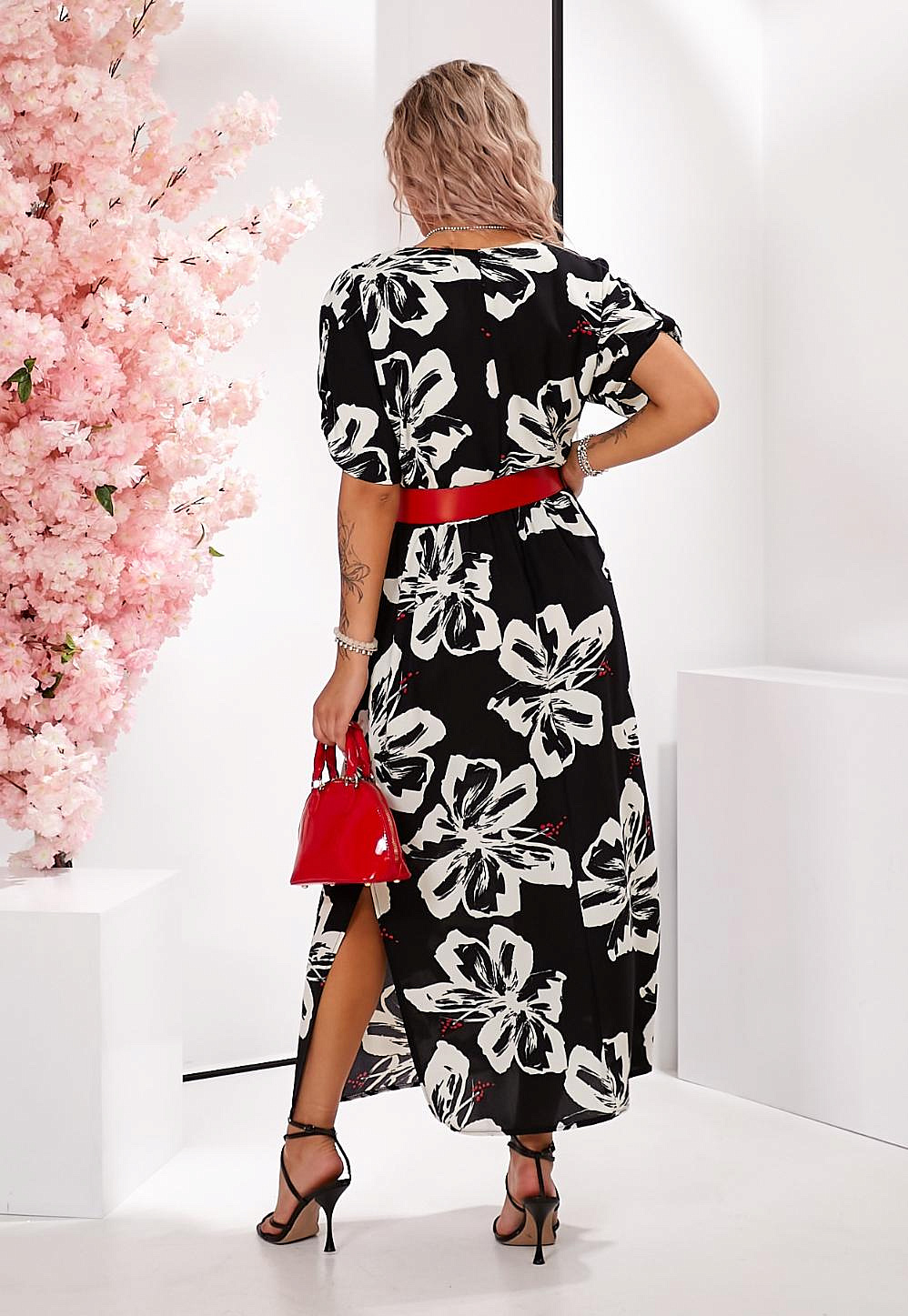 Женское платье со спущенным рукавом и патиками