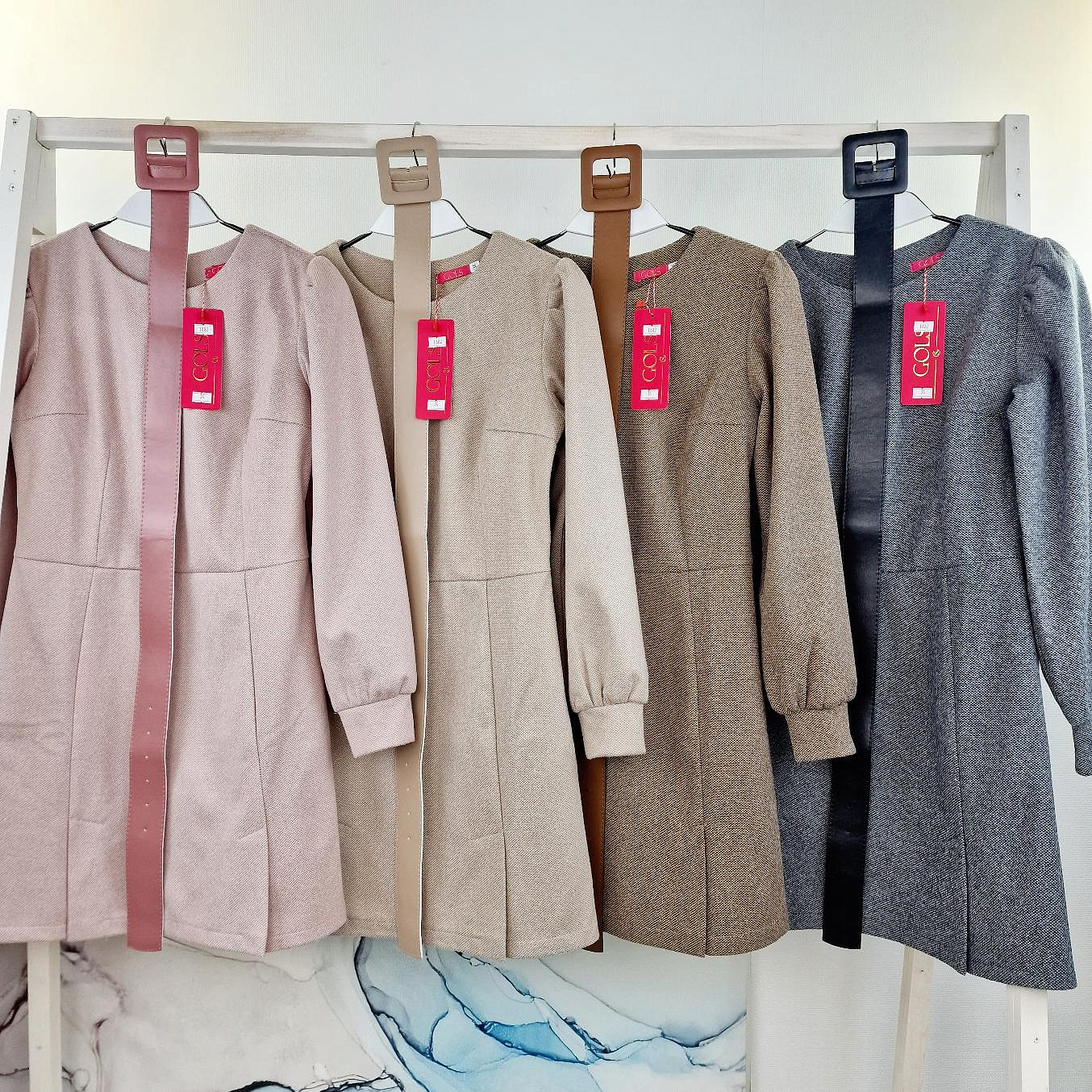 Короткое платье с разрезами