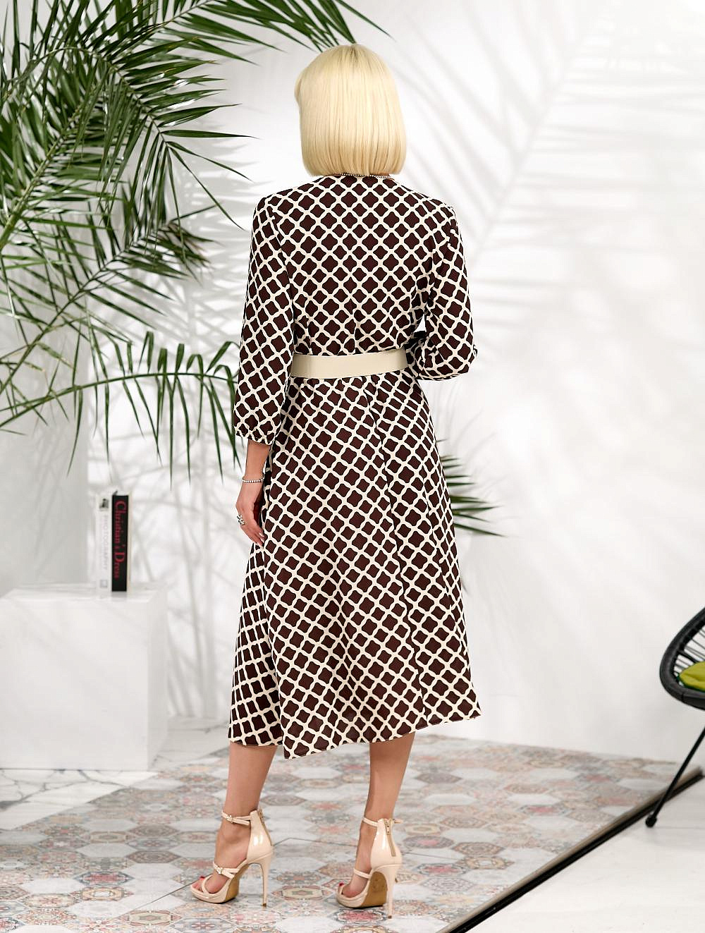 Женское платье на запах с контрастным поясом