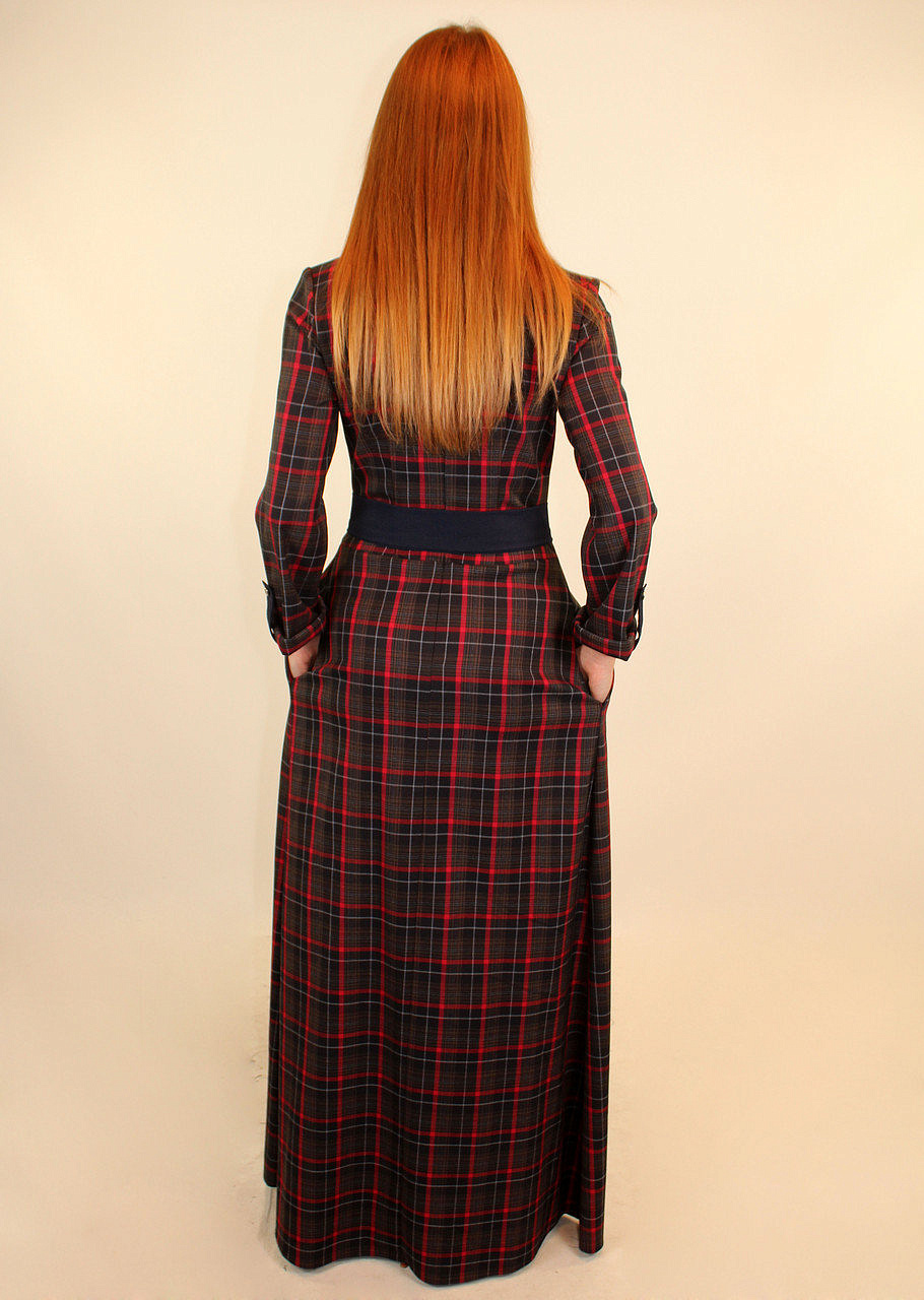 Стильное теплое платье в клетку с воротником