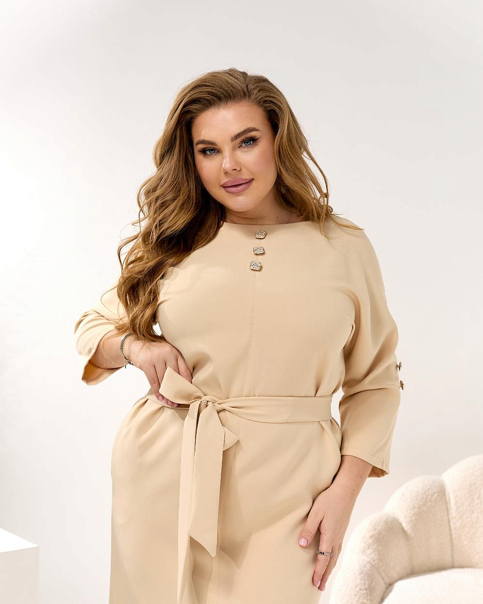 Женское платье футляр с пуговиами