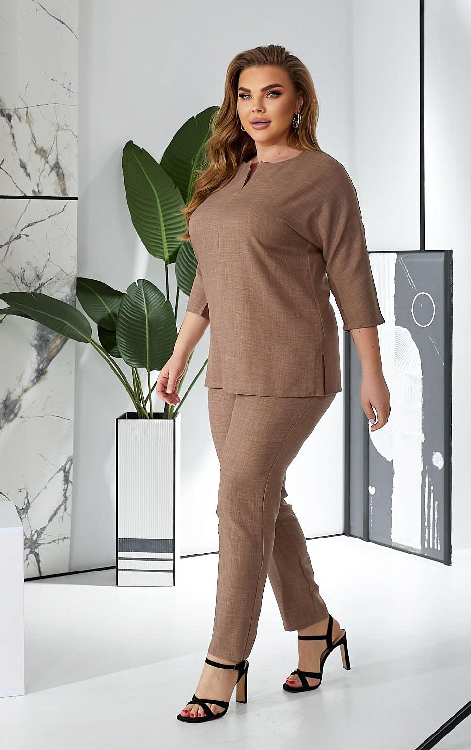 Женский костюм с брюками из льна