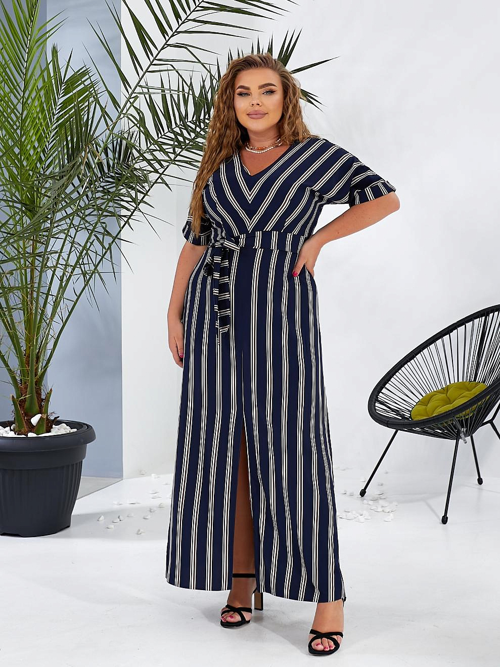 Женское платье длинное в полоску с разрезом впереди