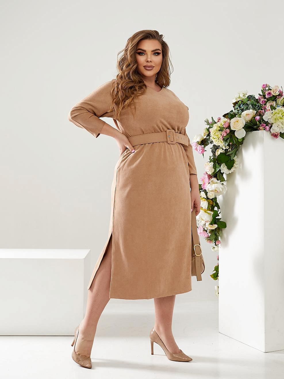 Замшевое платье с разрезами по бокам