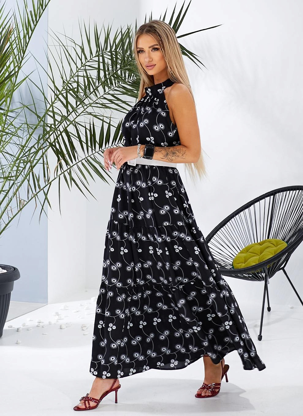 Женское летнее платье с открытыми плечами