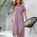 Женское платье длинное в полоску с разрезом впереди