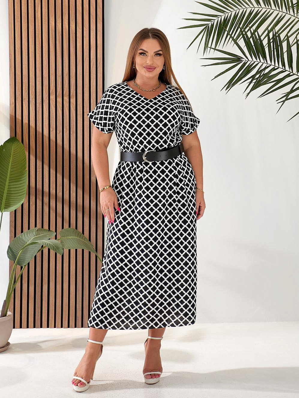 Женское платье с разрезами по бокам с ремнем