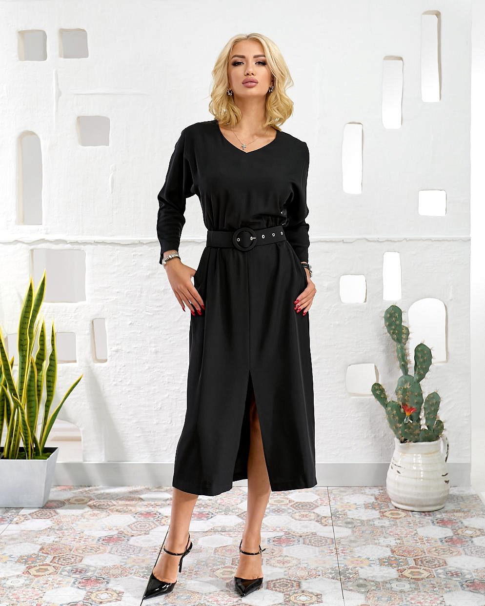 Женское платье прямое с разрезом впереди