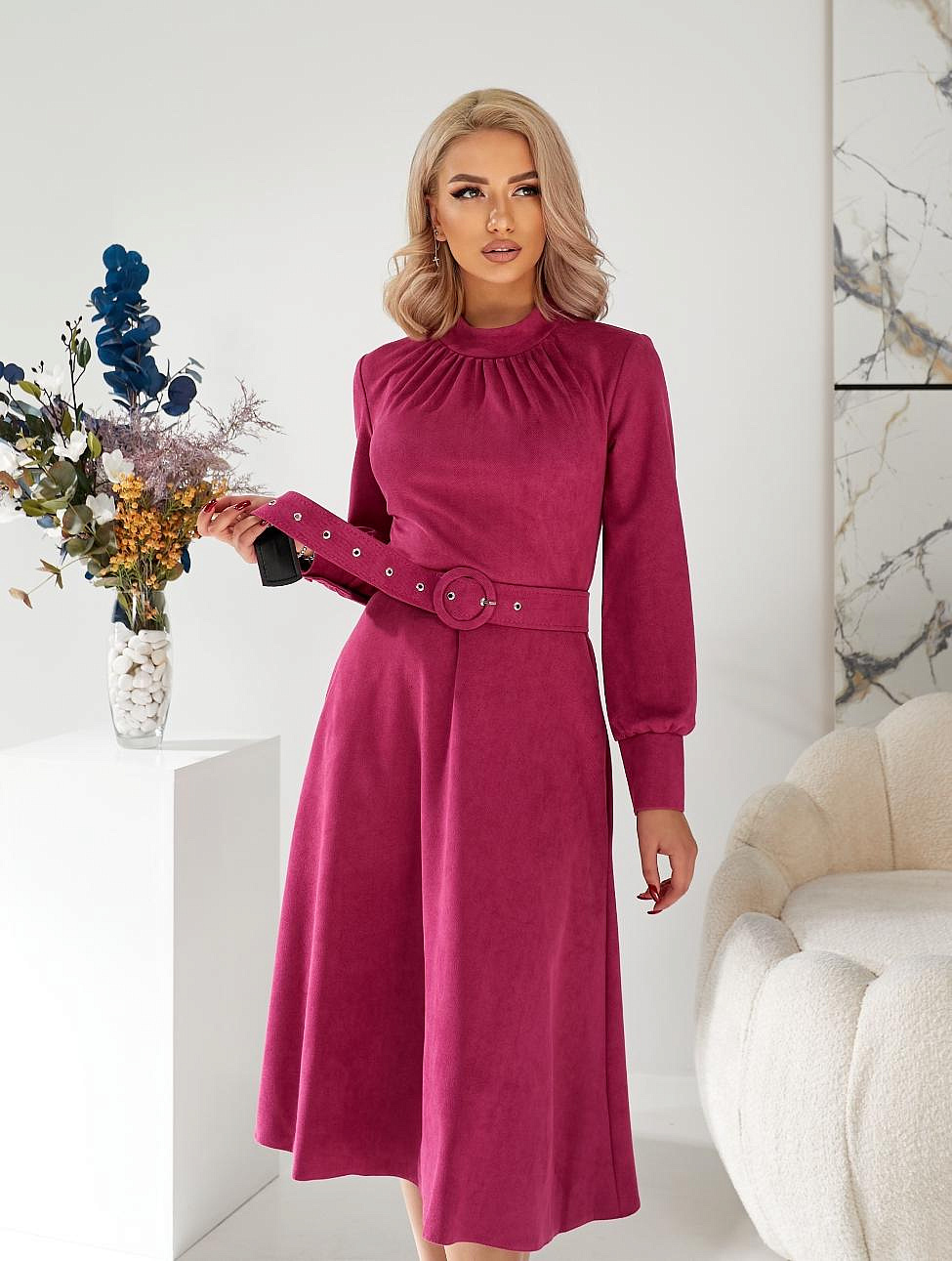 Женское платье со стойкой и пышными рукавами