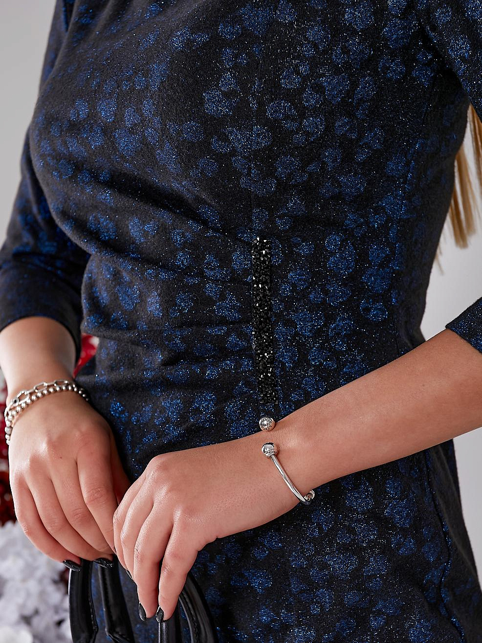 Нарядное приталенное платье с разрезом по ноге