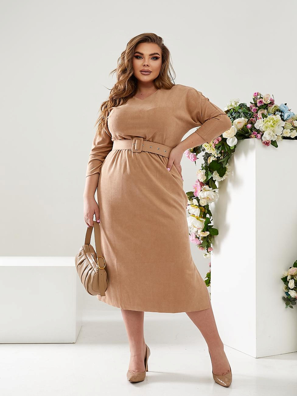 Замшевое платье с разрезами по бокам