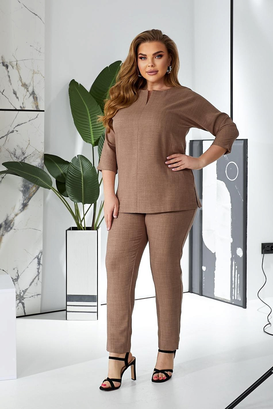 Женский костюм с брюками из льна