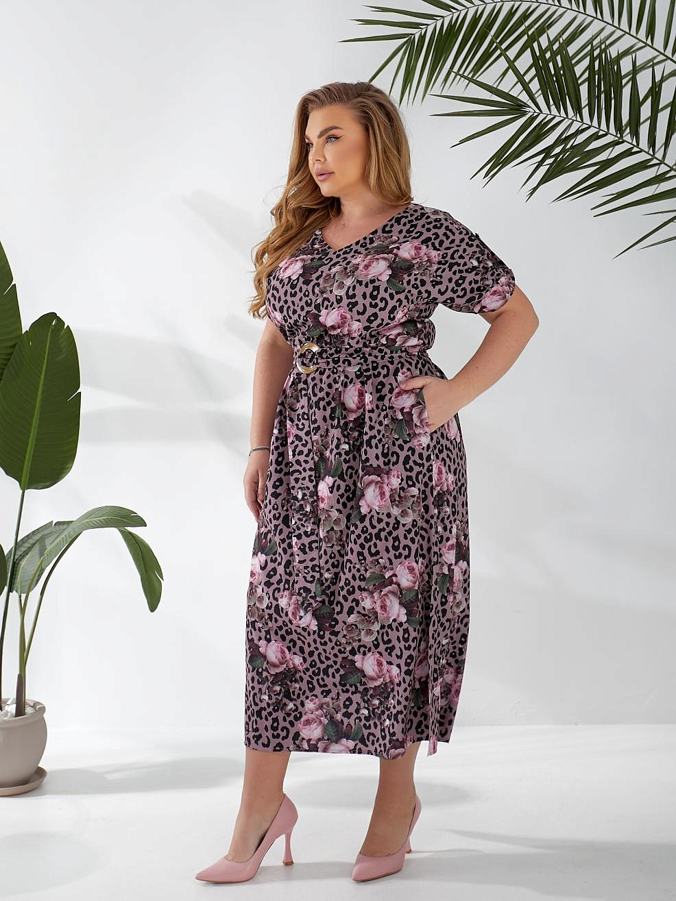 Женское платье из софта с разрезами по бокам