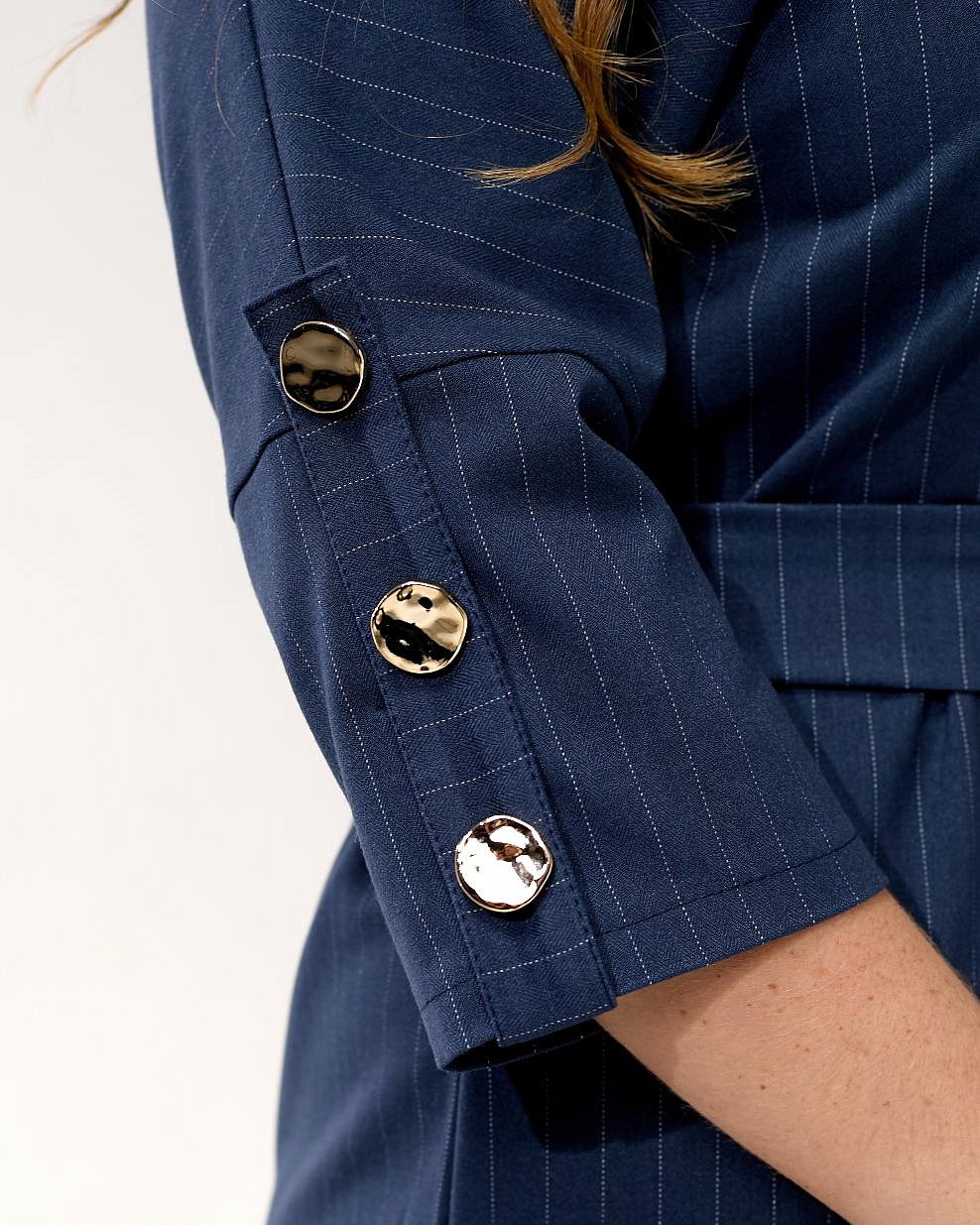 Женское платье в полоску с патиками