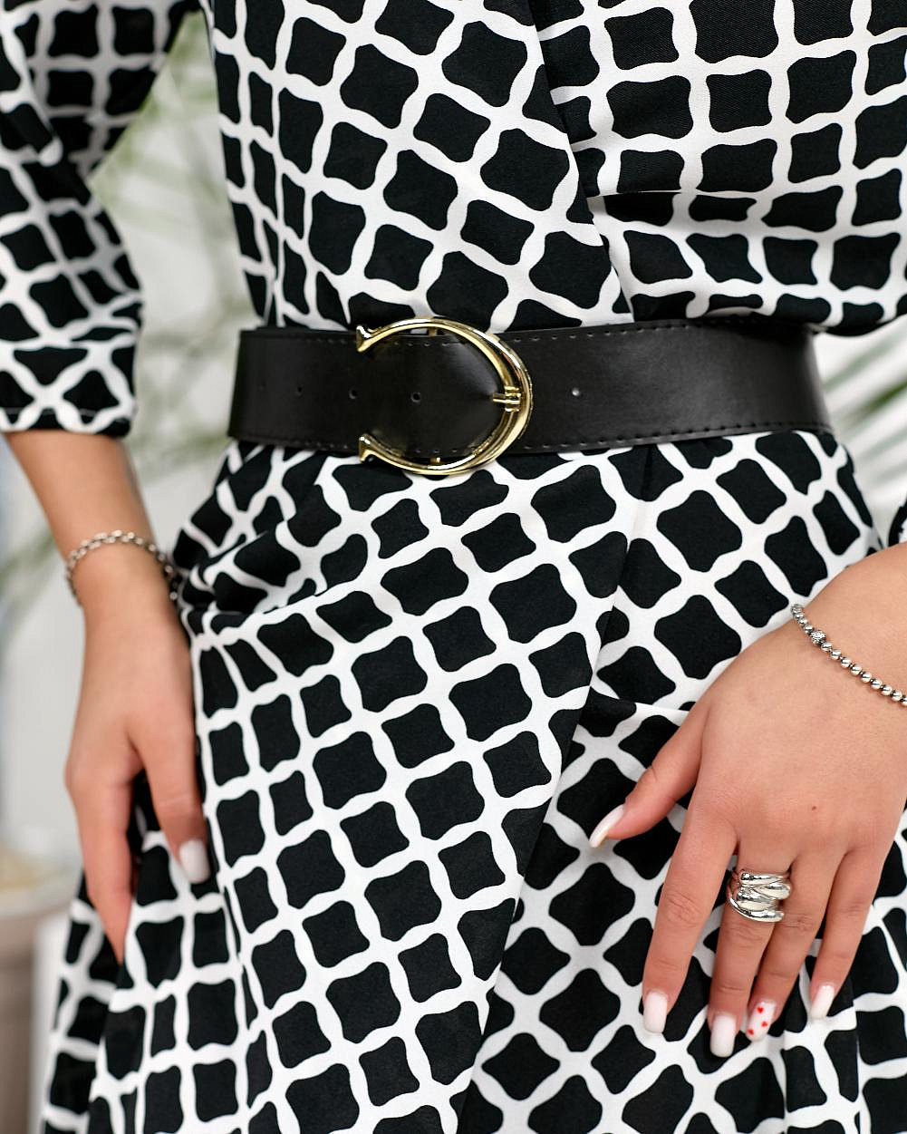 Женское платье на запах с контрастным поясом