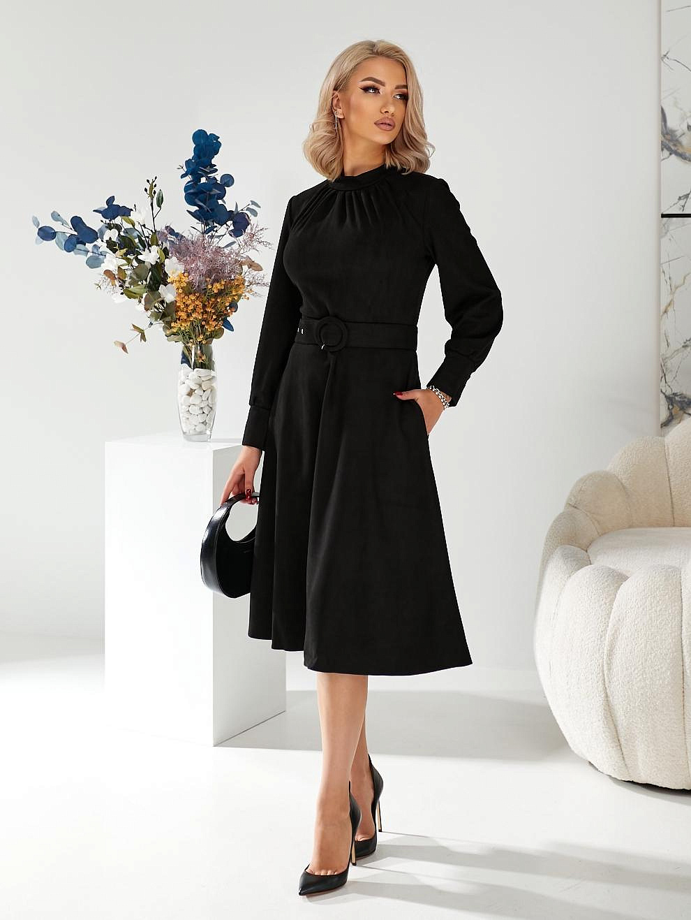 Женское платье со стойкой и пышными рукавами