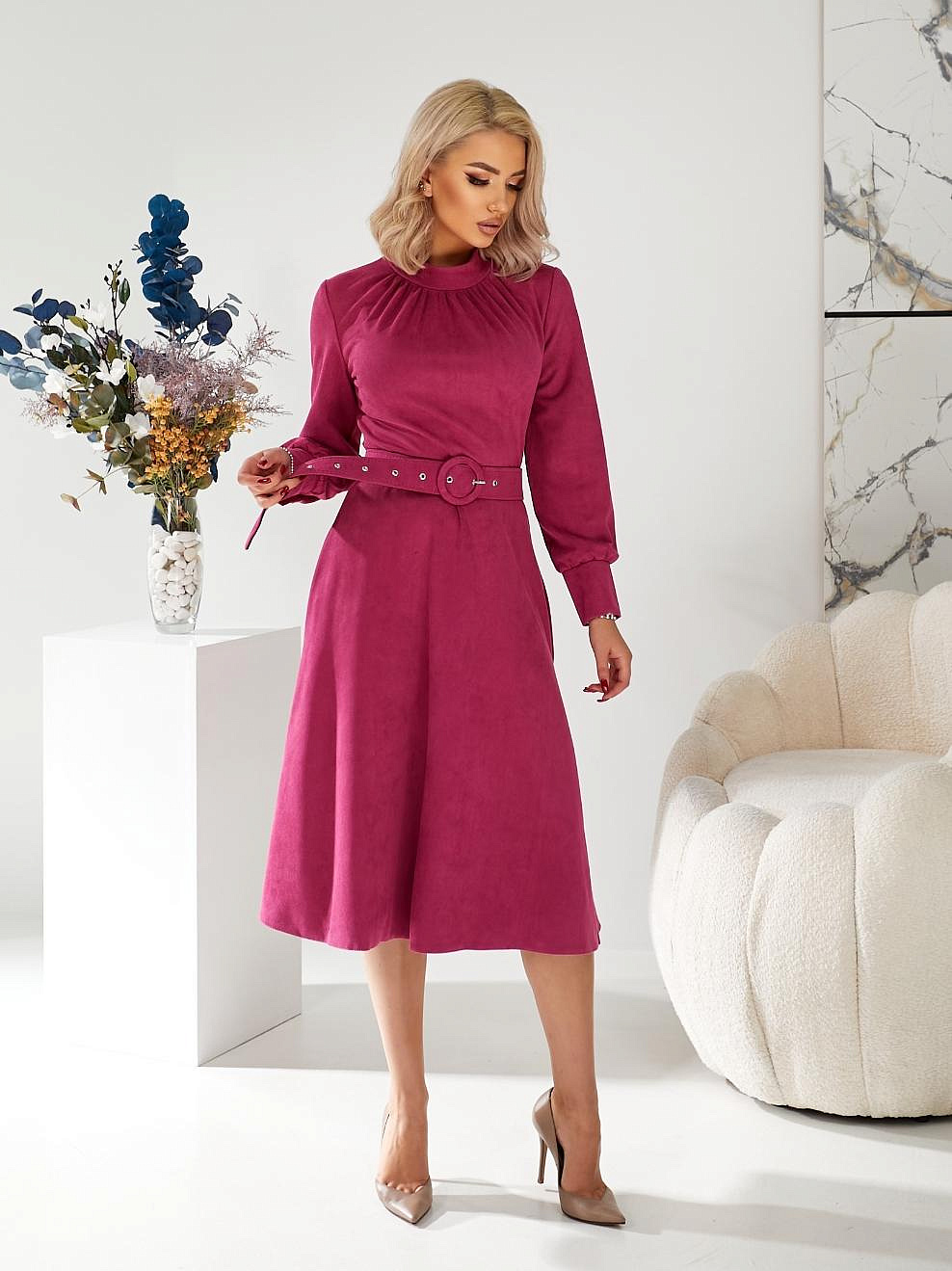 Женское платье со стойкой и пышными рукавами