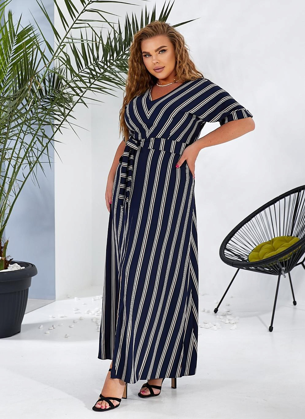 Женское платье длинное в полоску с разрезом впереди