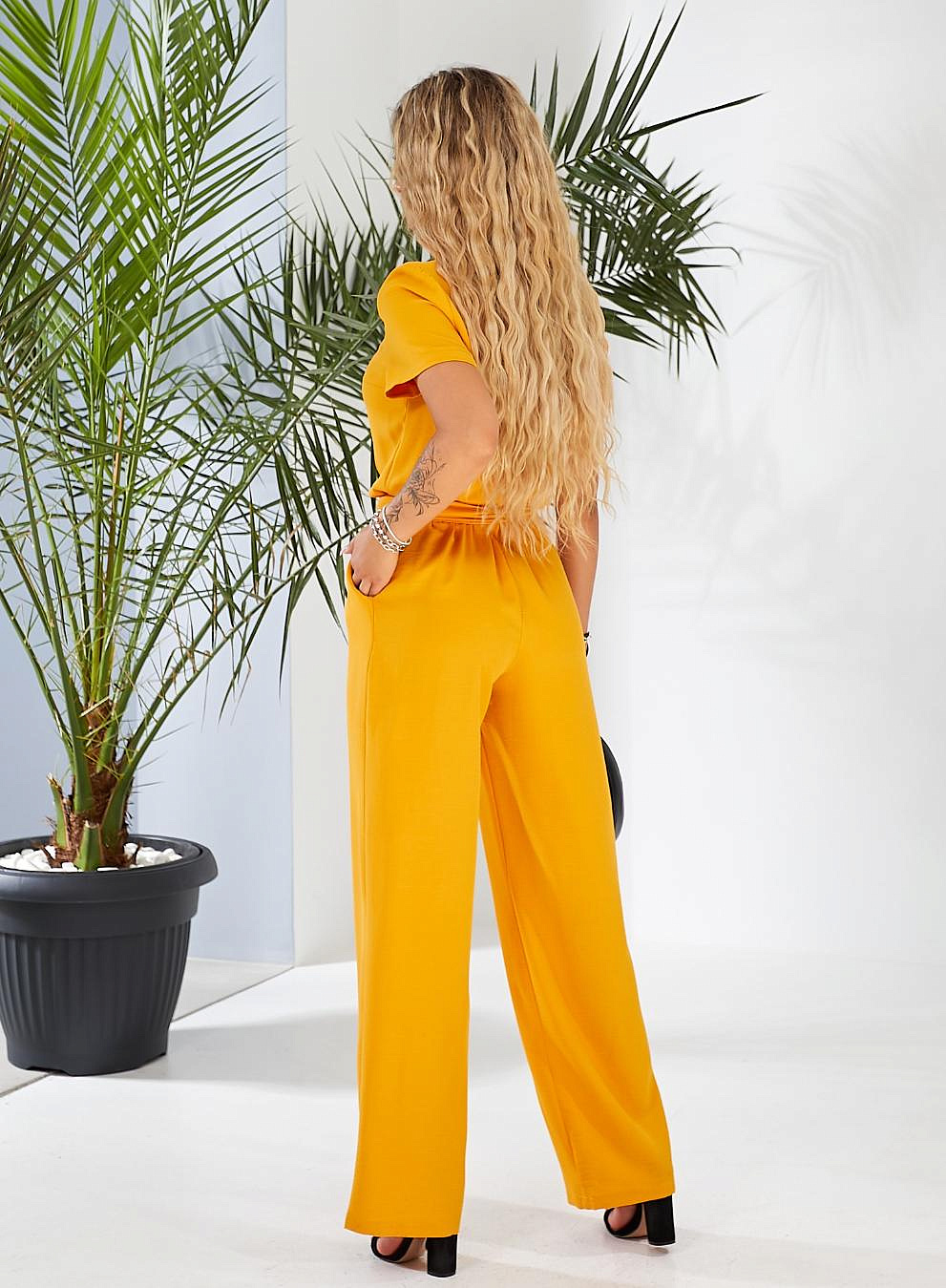 Стильный женский комбинезон на пуговицах