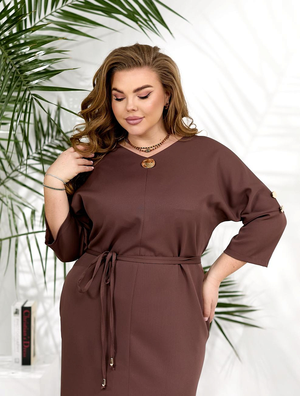 Женское платье свободное с разрезом впереди