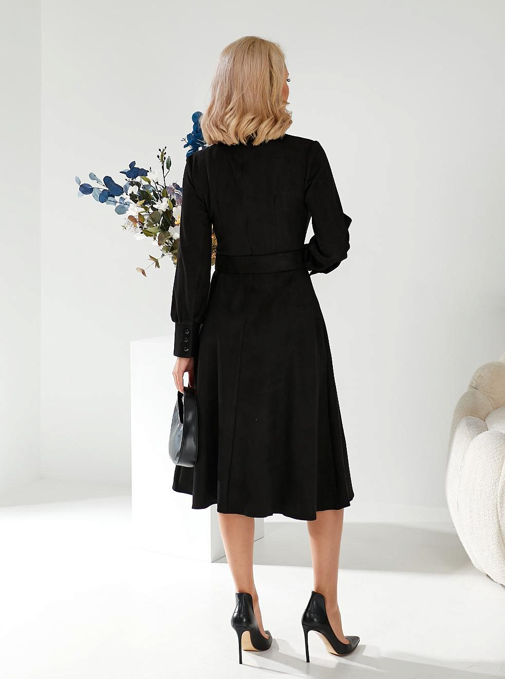 Женское платье со стойкой и пышными рукавами