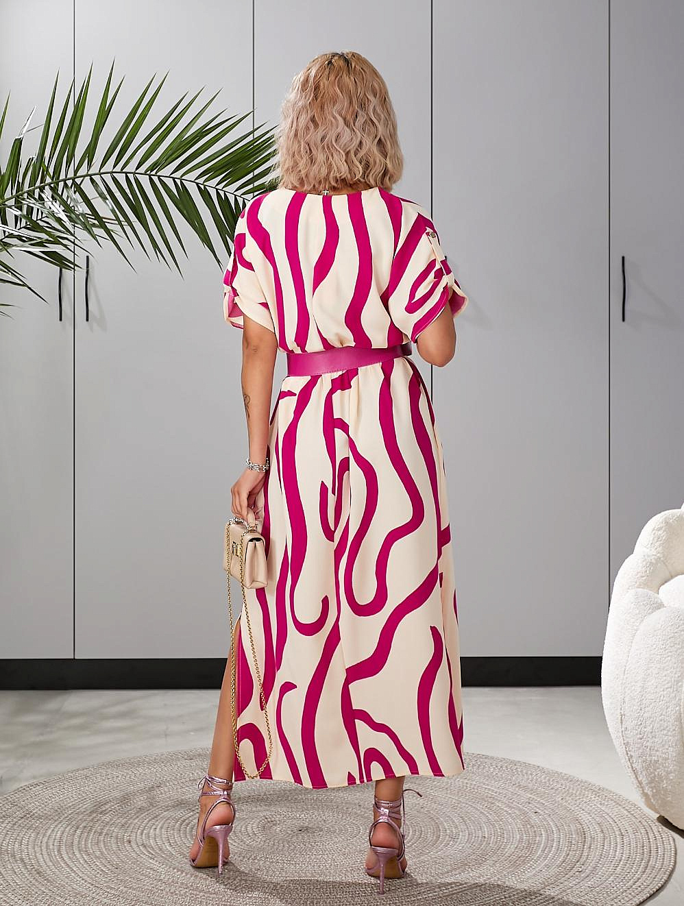 Женское платье со спущенным рукавом и патиками