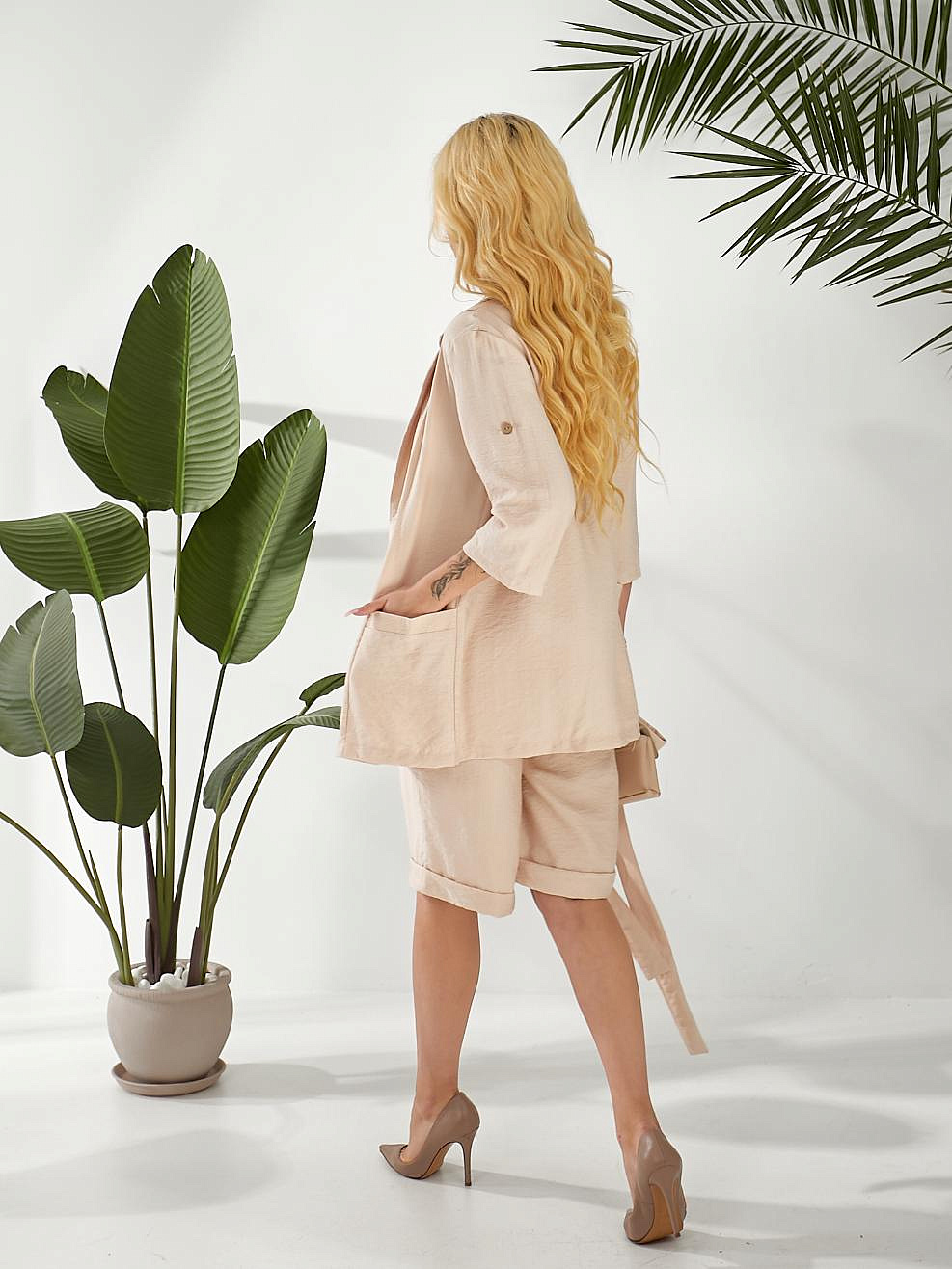 Женский костюм с пиджаком