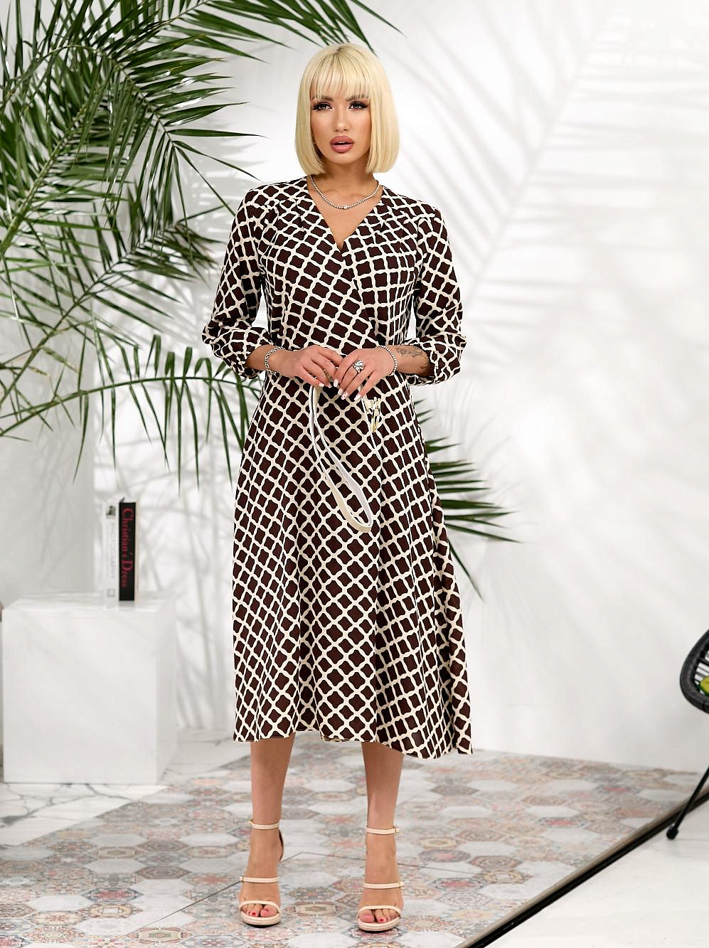 Женское платье на запах с контрастным поясом