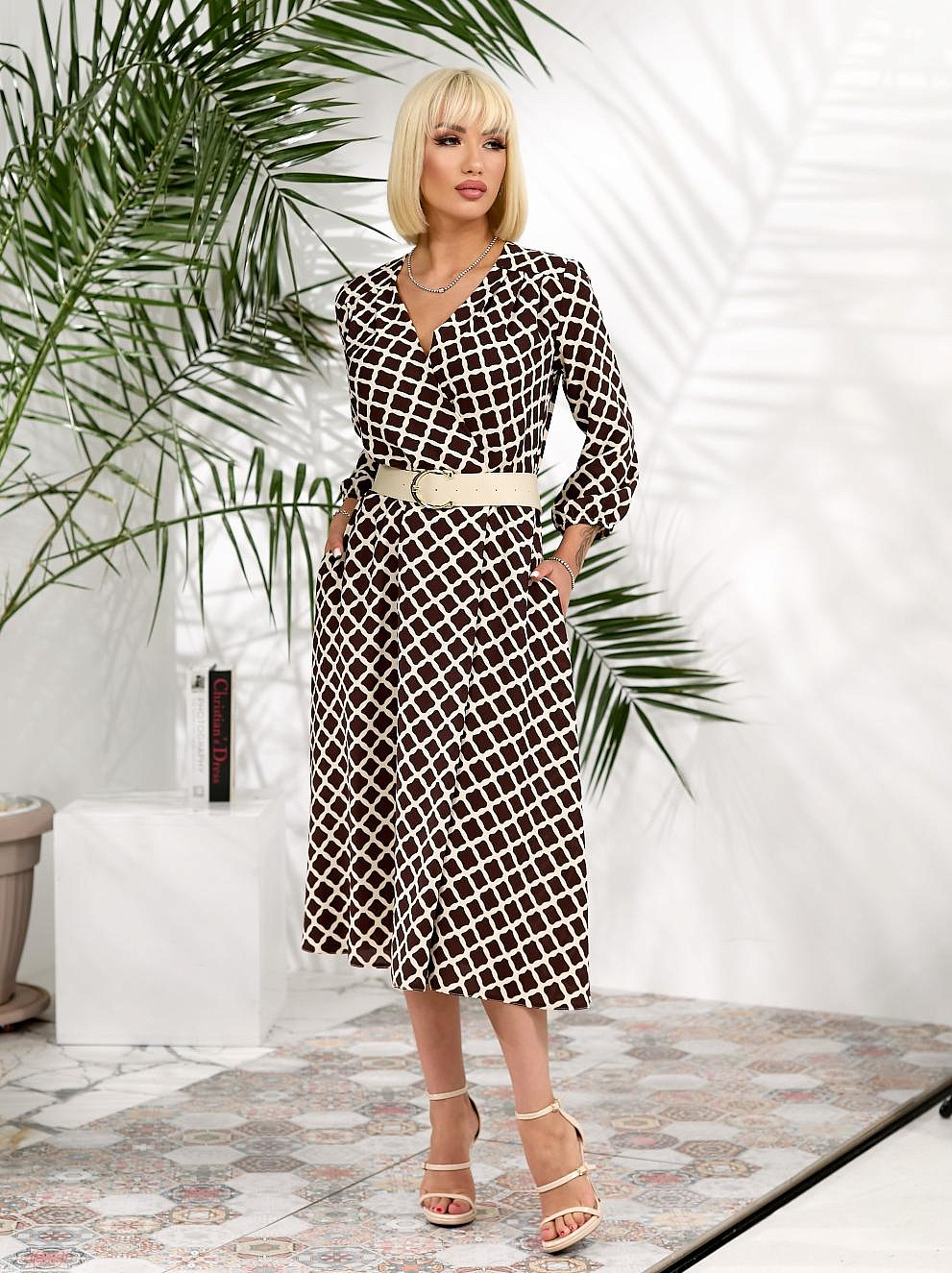 Женское платье на запах с контрастным поясом