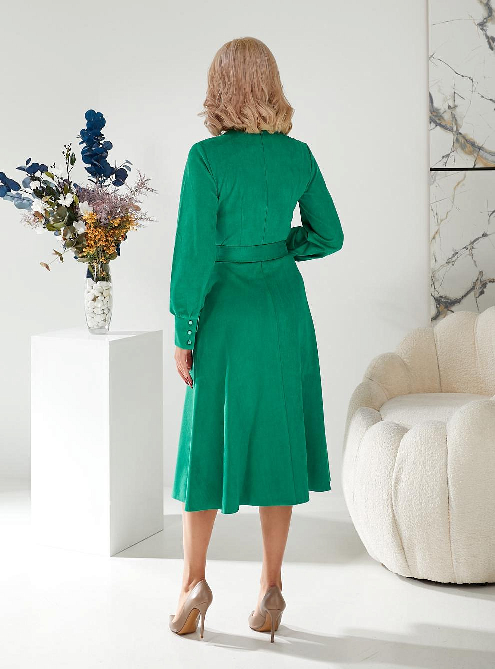 Женское платье со стойкой и пышными рукавами