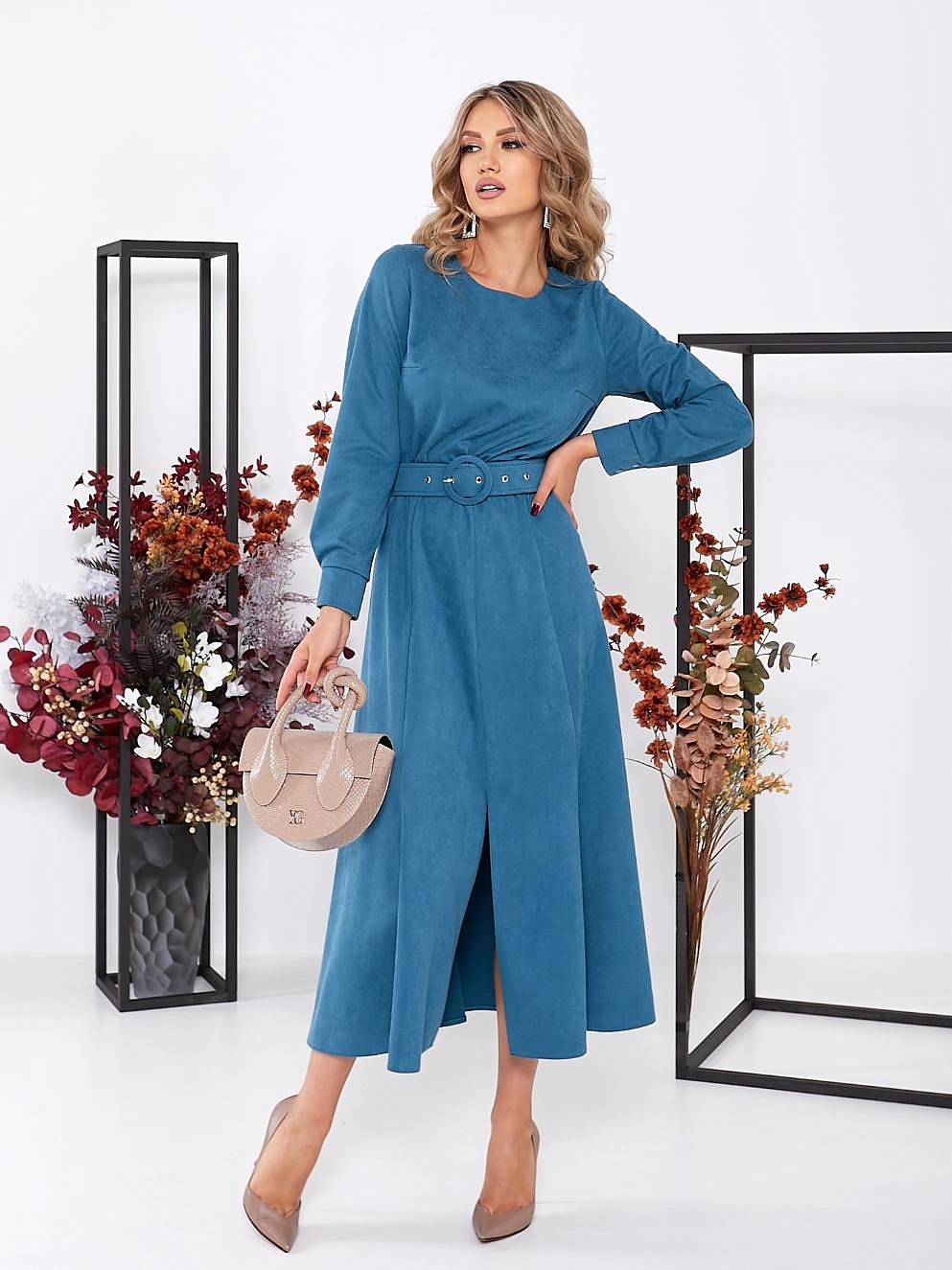 Женское платье с разрезом впереди