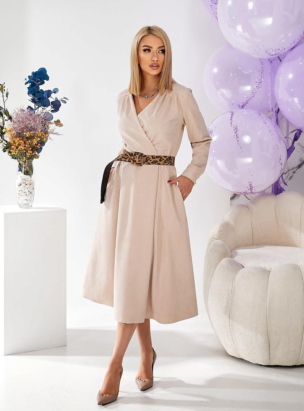 Женское платье на запах из замша