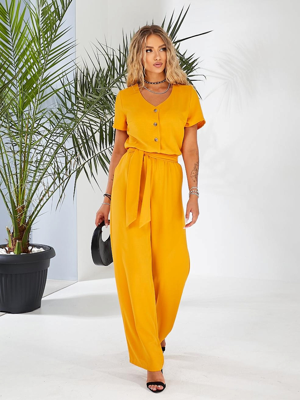 Стильный женский комбинезон на пуговицах