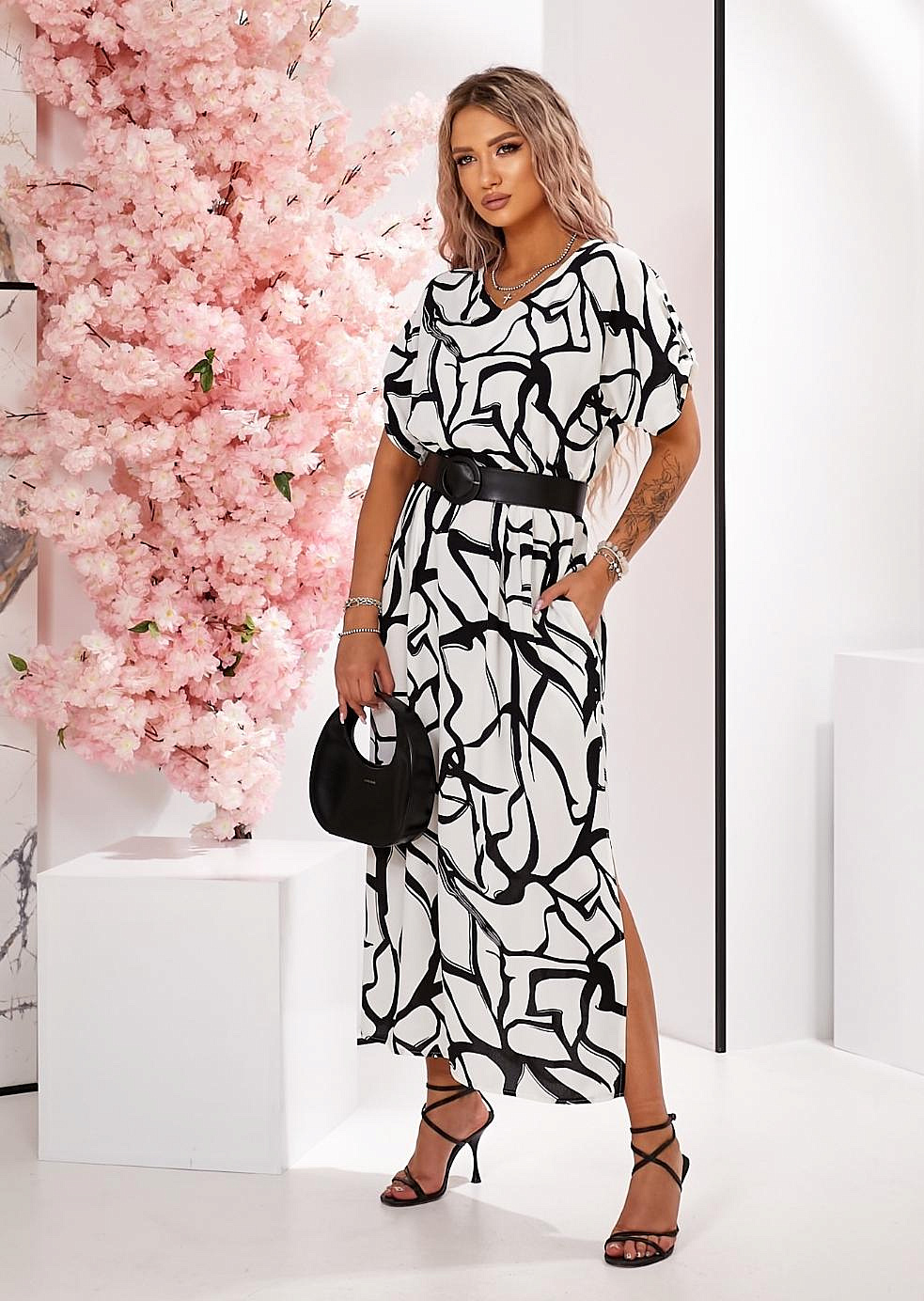 Женское платье со спущенным рукавом и патиками