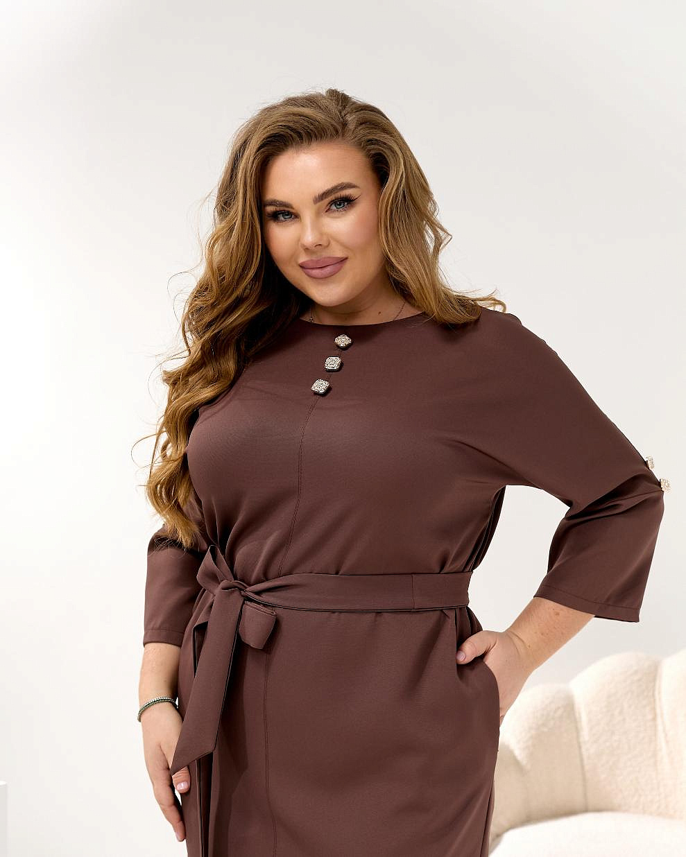 Женское платье футляр с пуговиами