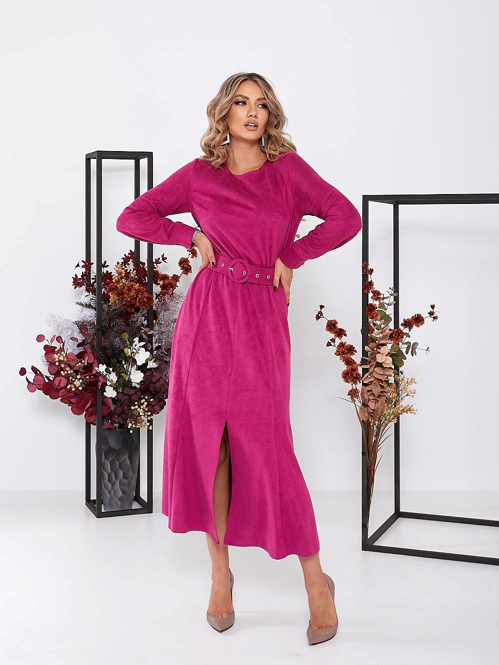 Женское платье с разрезом впереди