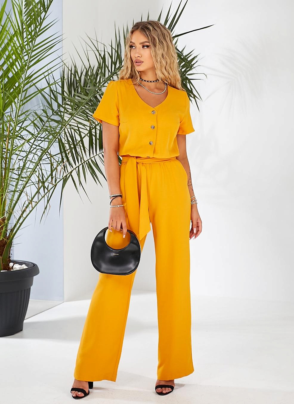 Стильный женский комбинезон на пуговицах