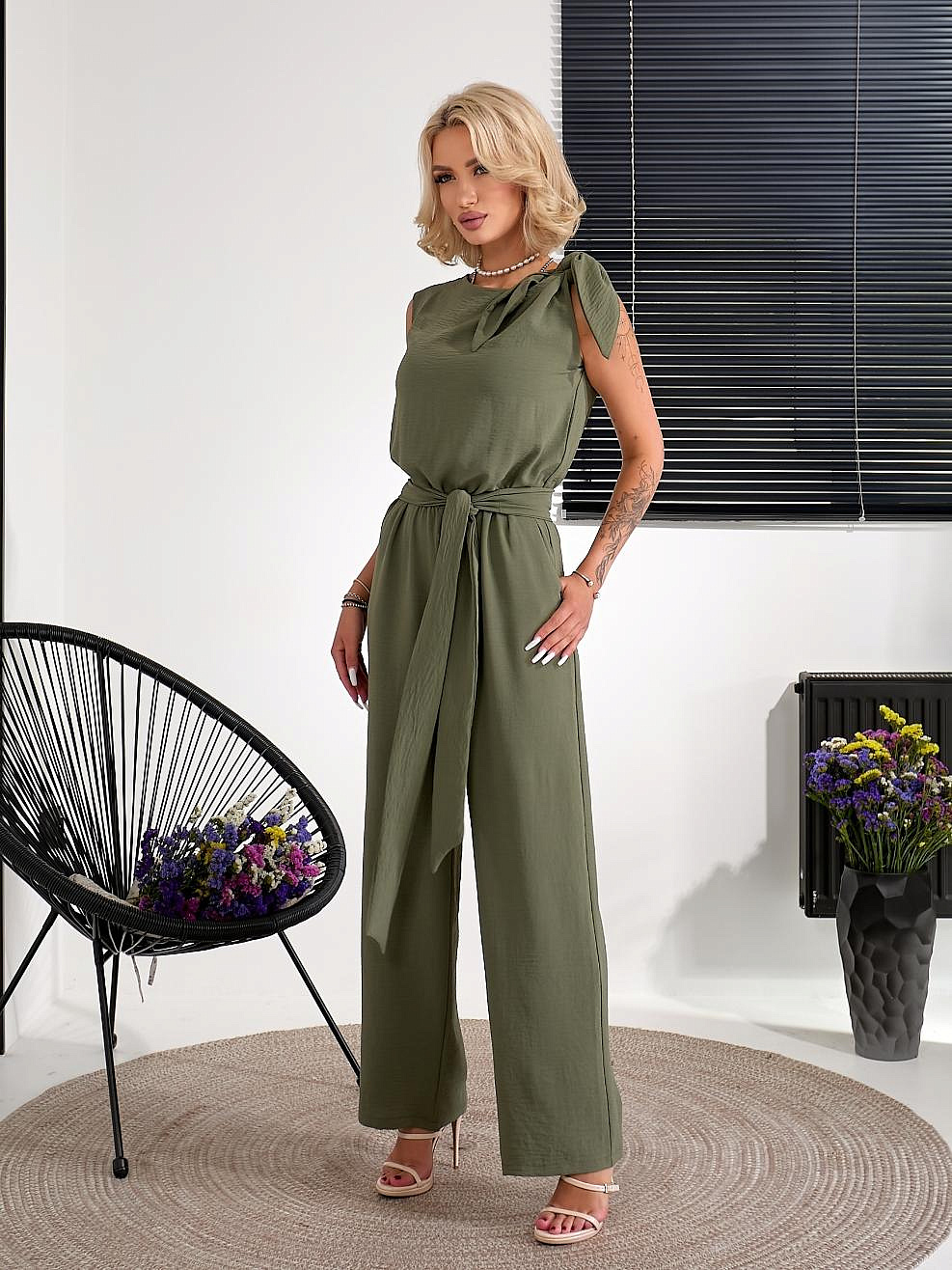 Женский комбинезон с завязкой на плече